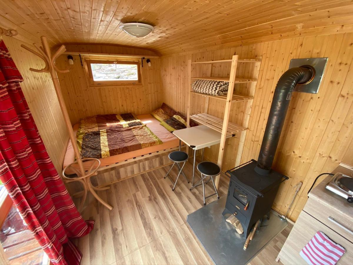 Maringotka Na Samote Na Kozi Farme Hotel Pobezovice Buitenkant foto